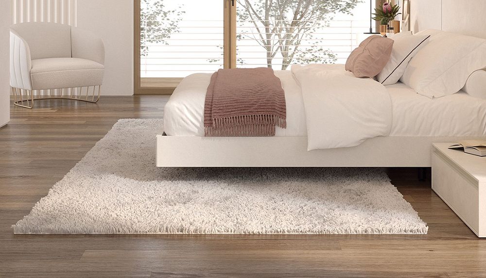 Alfombra de pelo largo en beige.