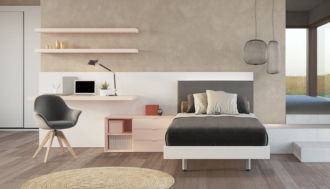 Habitación infantil en blanco combinado con rosa palo. Escritorio suspendido.