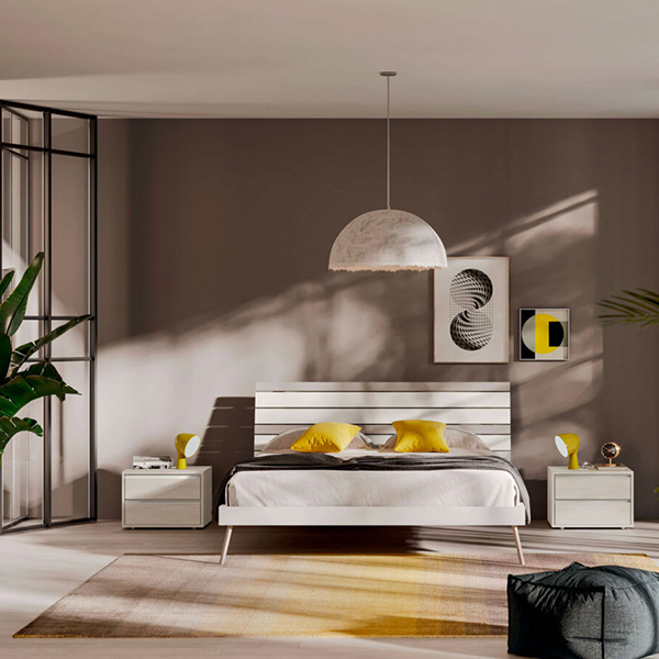 Habitación en tonos moka y crema con detalles en amarillo.