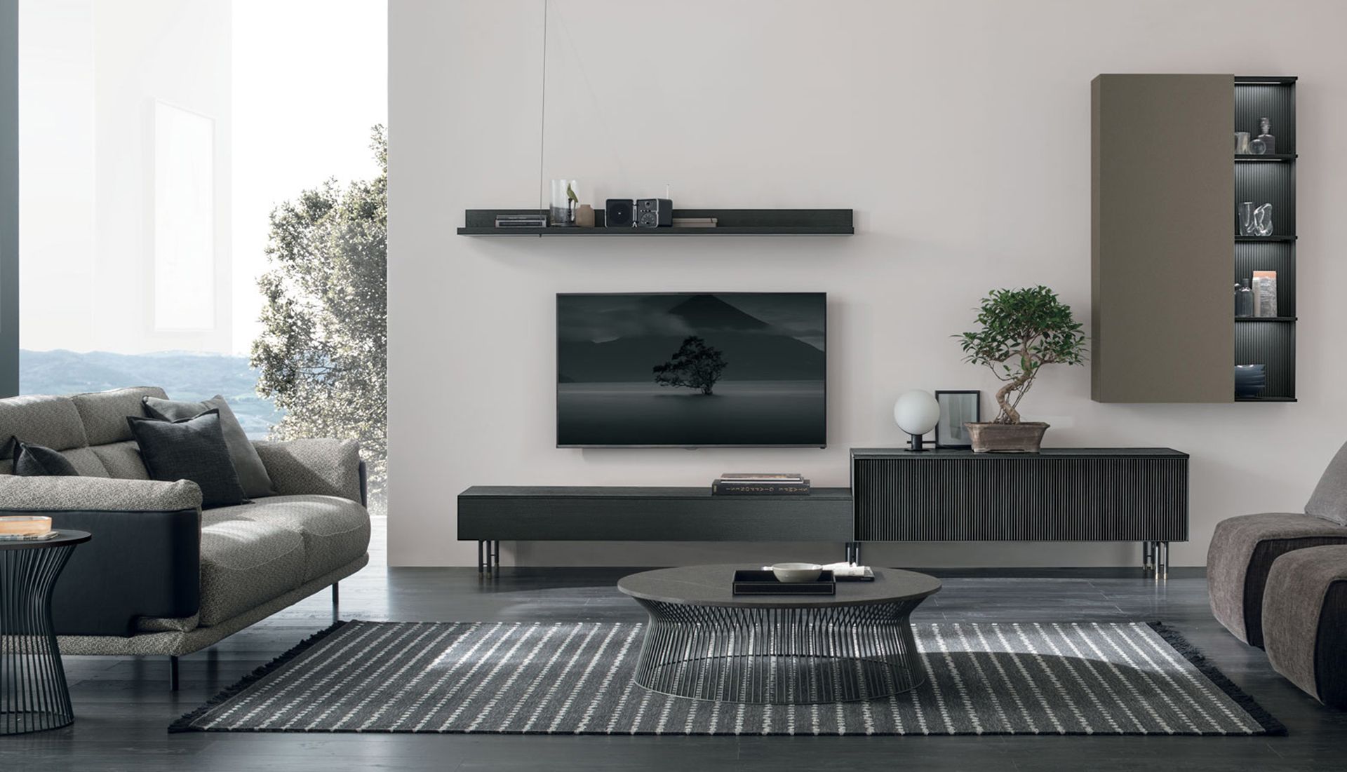 Mueble de salón en negros con diferentes texturas y módulo colgado en moka-negro.