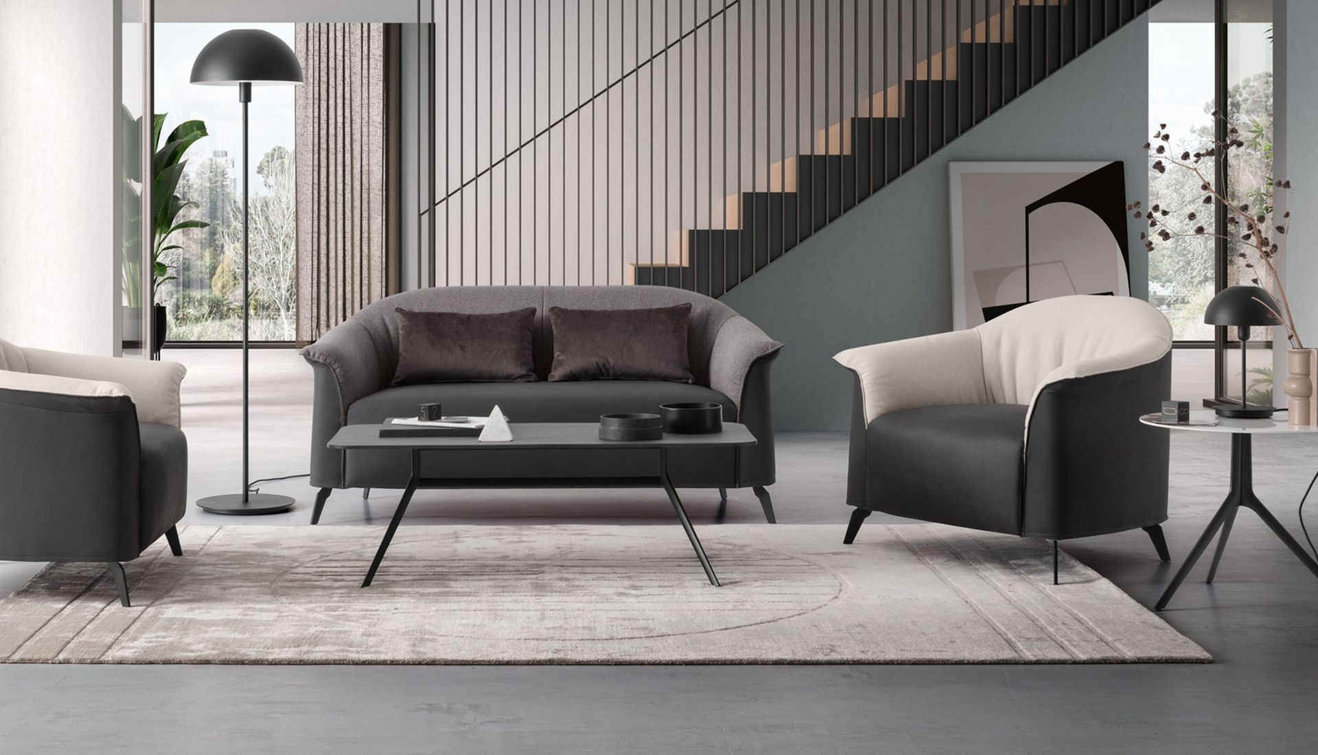 Salón con sofás en piel y textil con una mesa de centro y mesa auxiliar con lámpara. Complementos para el hogar.