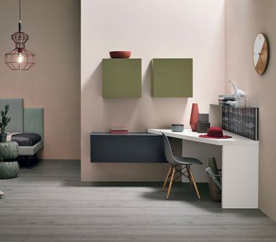 Escritorio de esquina para estudio y trabajo. Mesa en blanco con mueble colgado en gris y dos módulos colgados en verde oliva.
