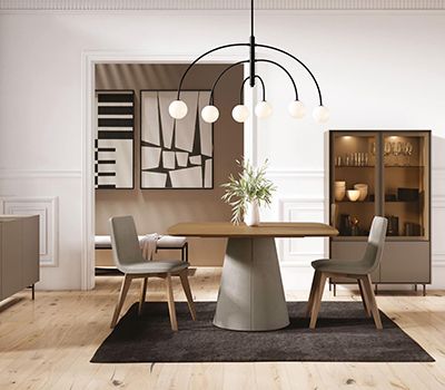 Mesa de comedor con lámpara de diseño.